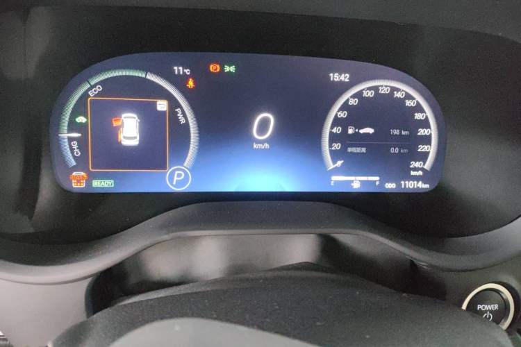 Used Toyota SIENNA 2023 2.5L Hybrid Platinum Edition Odometer Close Up