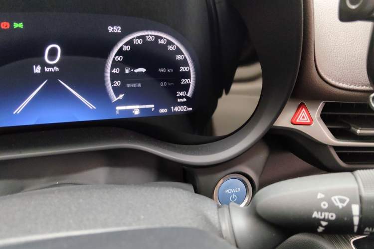 Used Toyota SIENNA 2023 2.5L Hybrid Platinum Edition Odometer Close Up