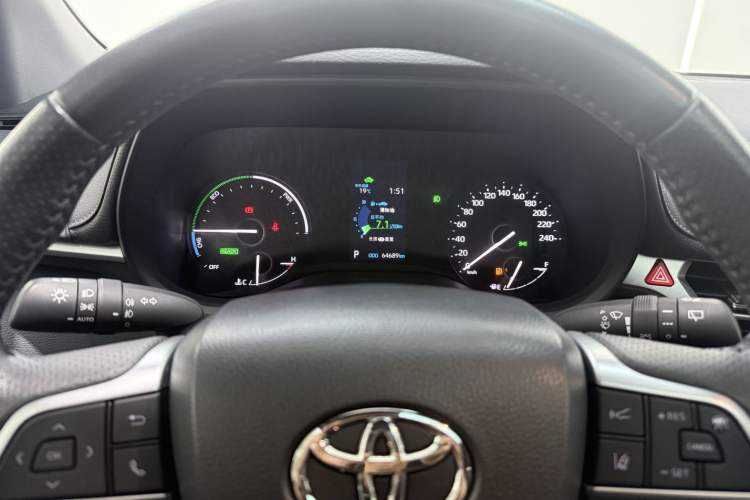 Used Toyota SIENNA 2023 2.5L Hybrid Deluxe Edition Odometer Close Up