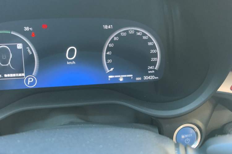 Used Toyota SIENNA 2023 2.5L Hybrid Platinum Edition Odometer Close Up
