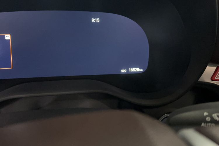 Used Toyota SIENNA 2023 2.5L Hybrid Platinum Edition Odometer Close Up