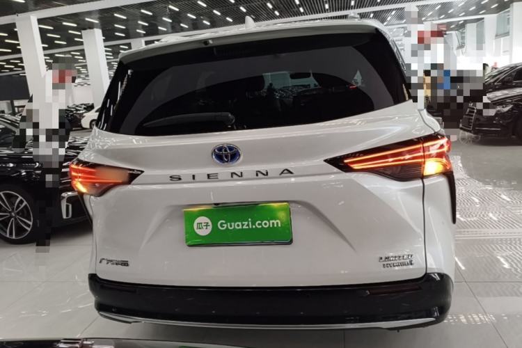 Used Toyota SIENNA 2023 2.5L Hybrid Deluxe Edition Rear