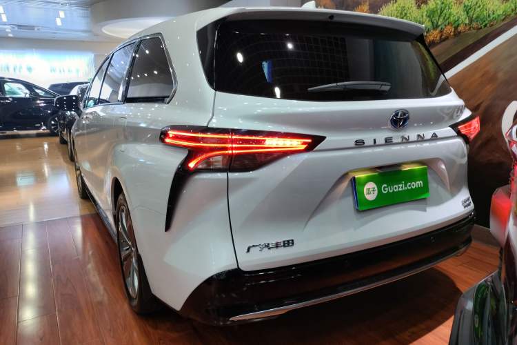 Used Toyota SIENNA 2023 2.5L Hybrid Deluxe Edition Rear