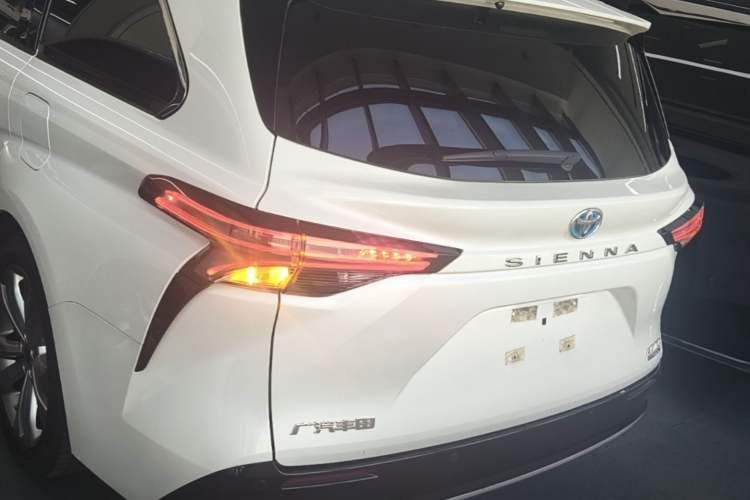 Used Toyota SIENNA 2023 2.5L Hybrid Deluxe Edition Rear