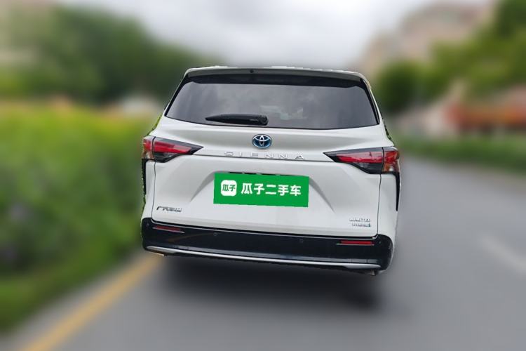 Used Toyota SIENNA 2023 2.5L Hybrid Deluxe Edition Rear