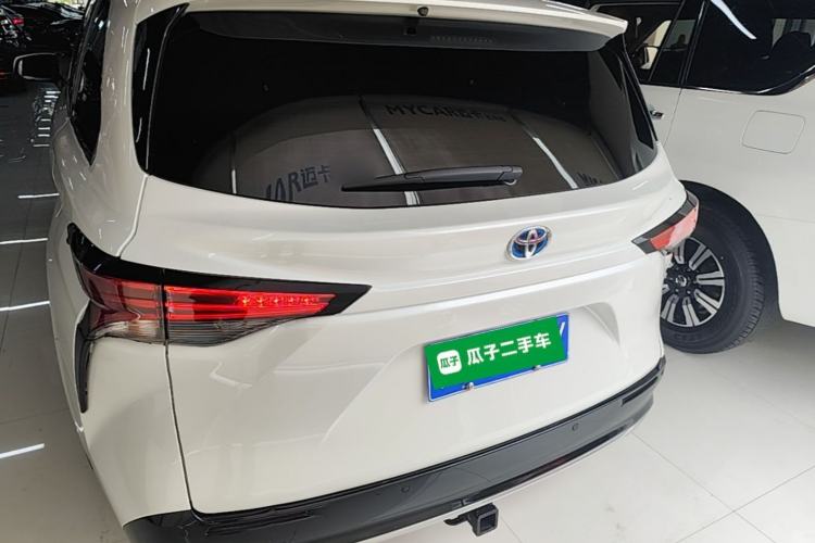Used Toyota SIENNA 2023 2.5L Hybrid Deluxe Edition Rear