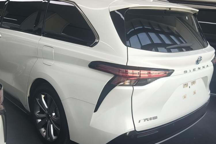 Used Toyota SIENNA 2023 2.5L Hybrid Deluxe Edition Rear Left 45 Deg