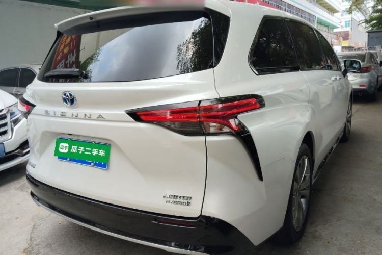 Used Toyota SIENNA 2023 2.5L Hybrid Deluxe Edition Rear Right 45 Deg