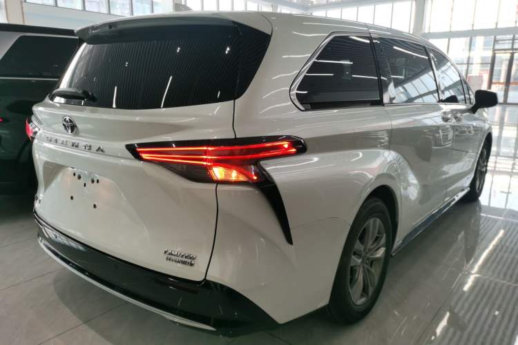 Used Toyota SIENNA 2023 2.5L Hybrid Deluxe Edition Rear Right 45 Deg