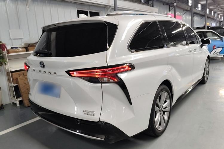 Used Toyota SIENNA 2023 2.5L Hybrid Deluxe Edition Rear Right 45 Deg