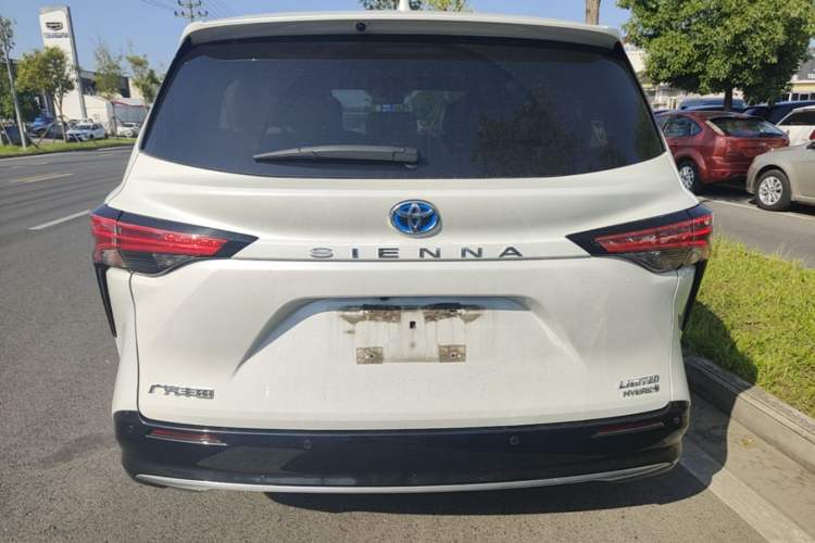 Used Toyota SIENNA 2023 2.5L Hybrid Deluxe Edition Rear