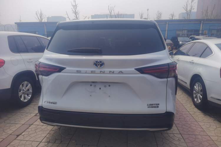 Used Toyota SIENNA 2023 2.5L Hybrid Deluxe Edition Rear
