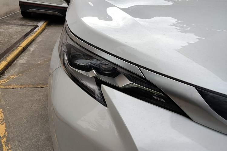 Used Toyota SIENNA 2023 2.5L Hybrid Platinum Edition Right Front Headlight