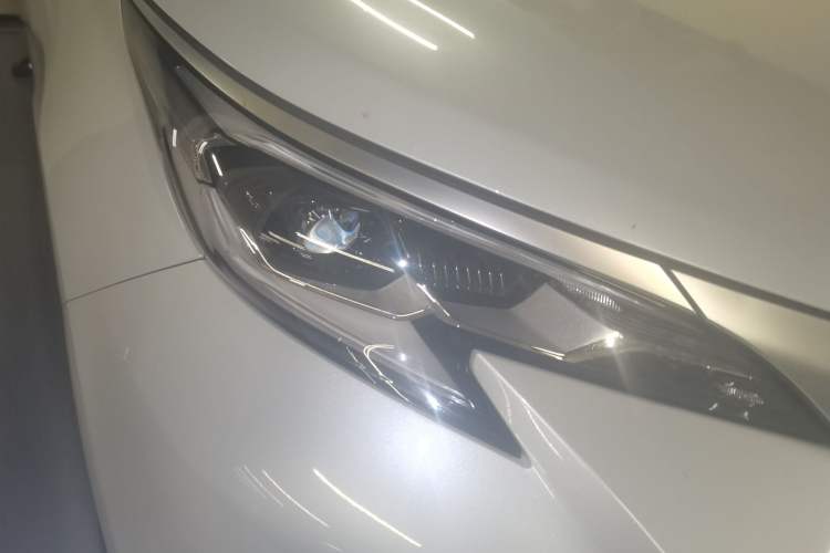 Used Toyota SIENNA 2023 2.5L Hybrid Deluxe Edition Right Front Headlight