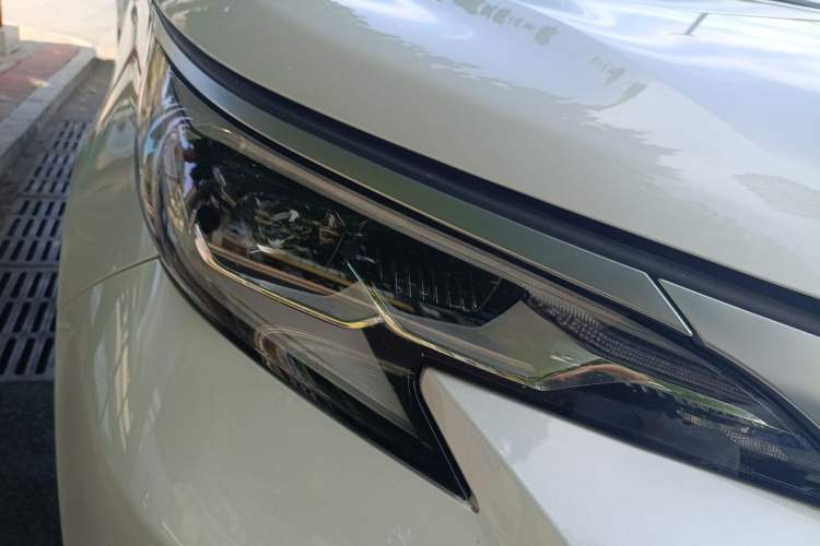 Used Toyota SIENNA 2023 2.5L Hybrid Deluxe Edition Right Front Headlight