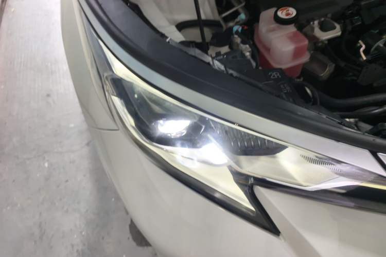 Used Toyota SIENNA 2023 2.5L Hybrid Deluxe Edition Right Front Headlight