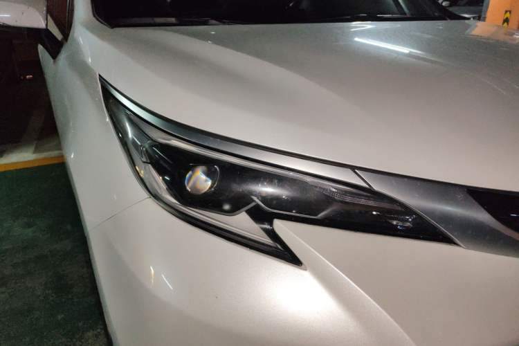 Used Toyota SIENNA 2023 2.5L Hybrid Deluxe Edition Right Front Headlight