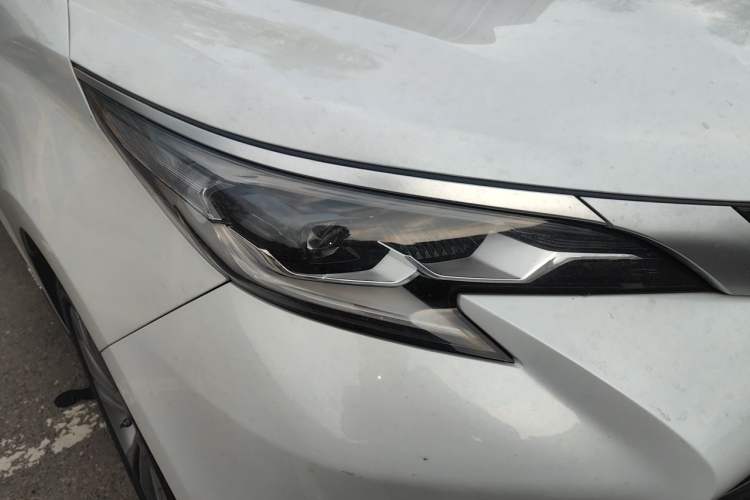 Used Toyota SIENNA 2023 2.5L Hybrid Deluxe Edition Right Front Headlight