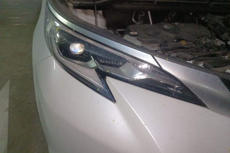 Used Toyota SIENNA 2023 2.5L Hybrid Deluxe Edition Right Front Headlight