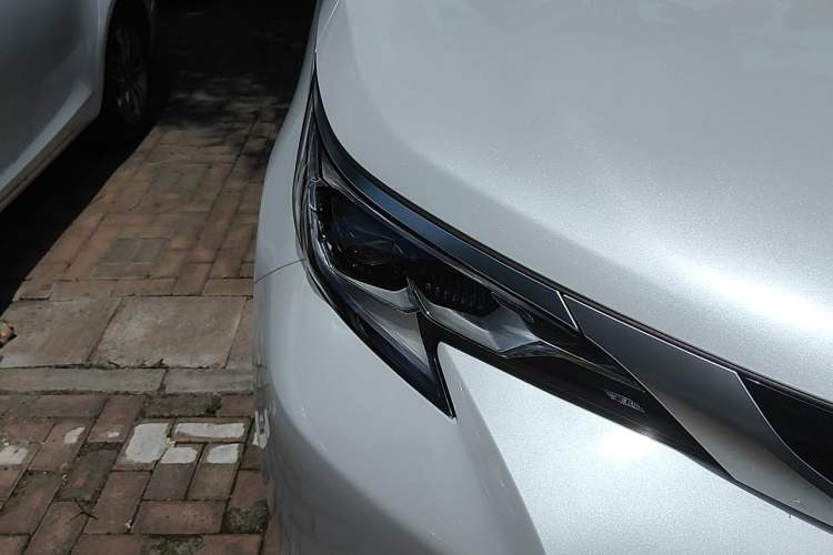 Used Toyota SIENNA 2023 2.5L Hybrid Deluxe Edition Right Front Headlight