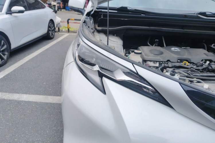 Used Toyota SIENNA 2023 2.5L Hybrid Deluxe Edition Right Front Headlight