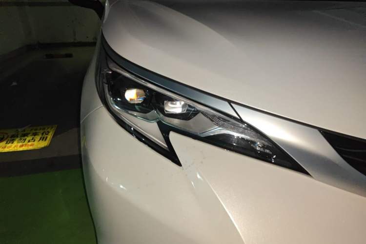 Used Toyota SIENNA 2023 2.5L Hybrid Platinum Edition Right Front Headlight