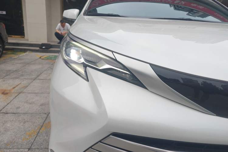 Used Toyota SIENNA 2023 2.5L Hybrid Deluxe Edition Right Front Headlight