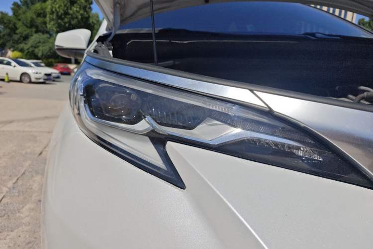 Used Toyota SIENNA 2023 2.5L Hybrid Deluxe Edition Right Front Headlight