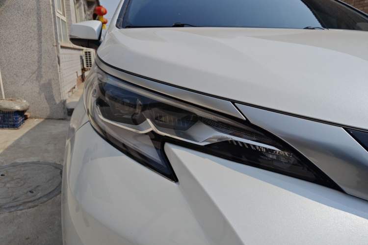 Used Toyota SIENNA 2023 2.5L Hybrid Deluxe Edition Right Front Headlight