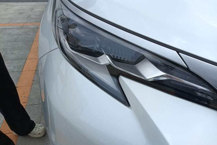 Used Toyota SIENNA 2023 2.5L Hybrid Deluxe Edition Right Front Headlight