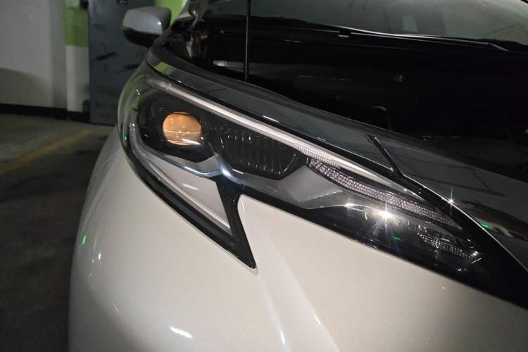 Used Toyota SIENNA 2023 2.5L Hybrid Comfort Edition Right Front Headlight
