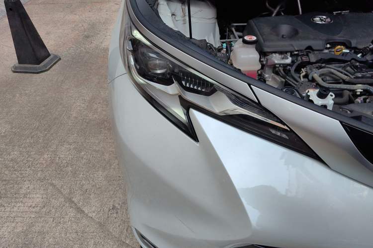 Used Toyota SIENNA 2023 2.5L Hybrid Deluxe Edition Right Front Headlight