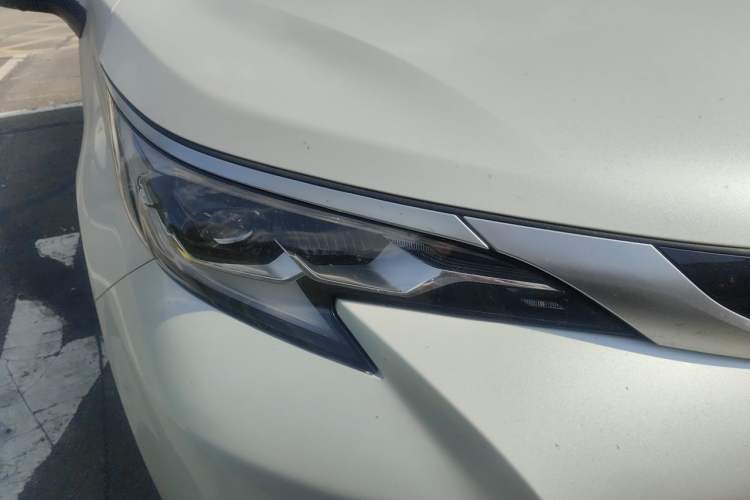 Used Toyota SIENNA 2023 2.5L Hybrid Deluxe Edition Right Front Headlight