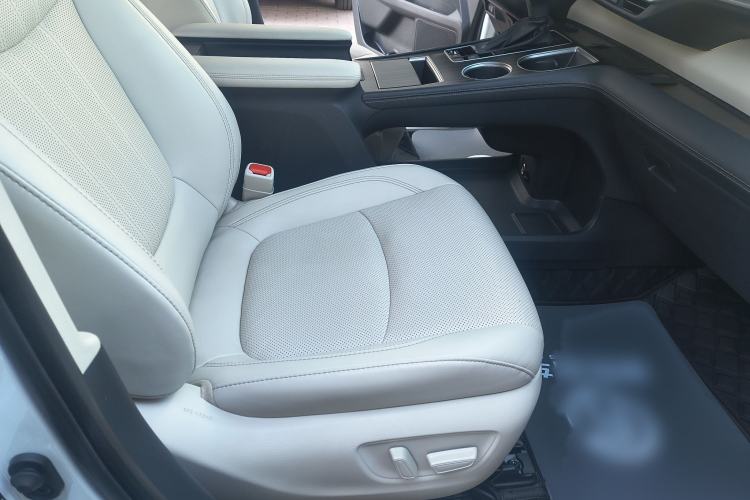 Used Toyota SIENNA 2023 2.5L Hybrid Platinum Edition Right Front Seat