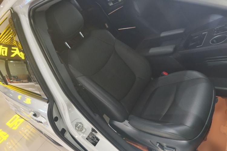Used Toyota SIENNA 2023 2.5L Hybrid Deluxe Edition Right Front Seat