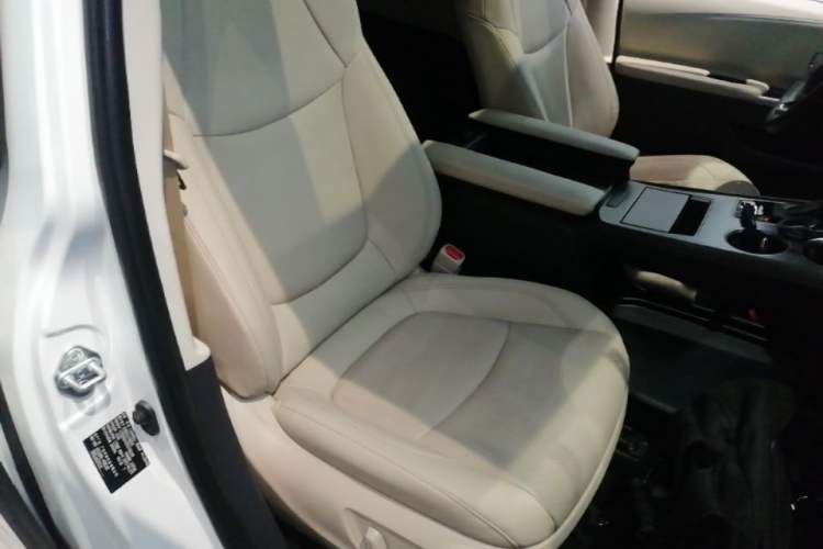 Used Toyota SIENNA 2023 2.5L Hybrid Deluxe Edition Right Front Seat