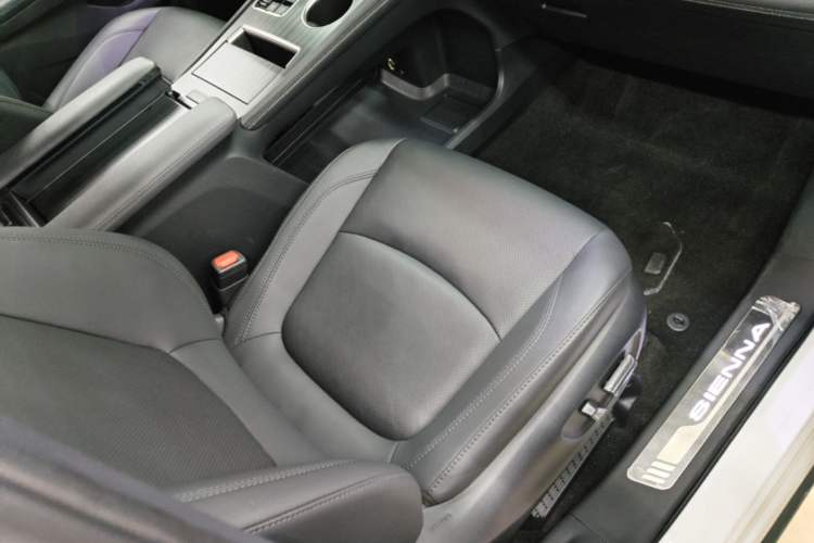 Used Toyota SIENNA 2023 2.5L Hybrid Deluxe Edition Right Front Seat