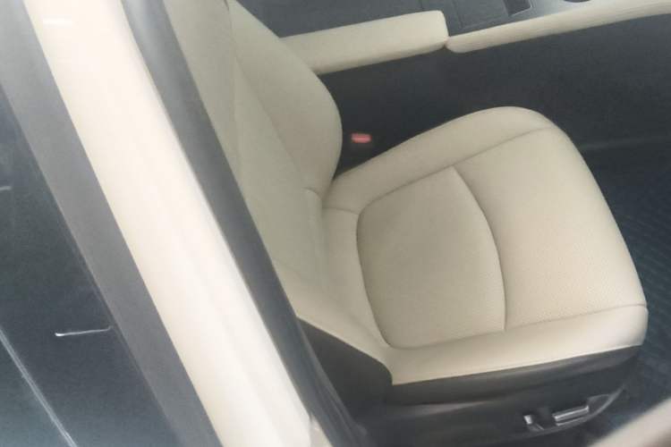 Used Toyota SIENNA 2023 2.5L Hybrid Deluxe Edition Right Front Seat
