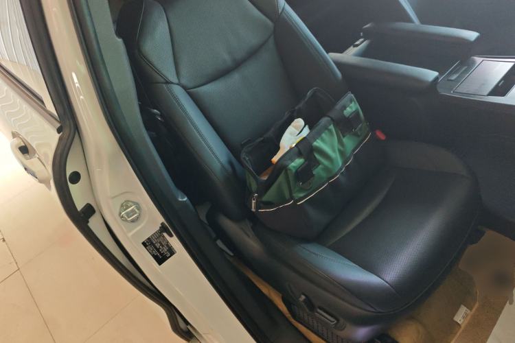 Used Toyota SIENNA 2023 2.5L Hybrid Deluxe Edition Right Front Seat