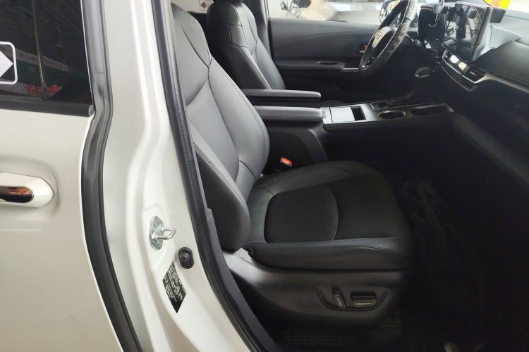 Used Toyota SIENNA 2023 2.5L Hybrid Deluxe Edition Right Front Seat