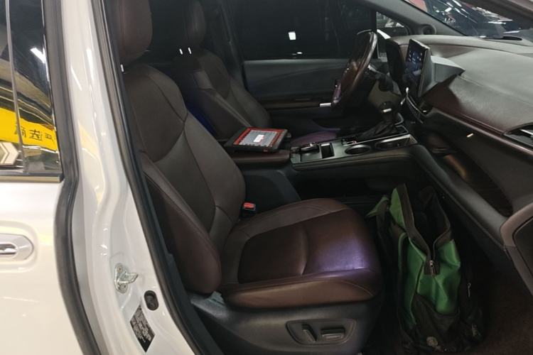 Used Toyota SIENNA 2023 2.5L Hybrid Platinum Edition Right Front Seat
