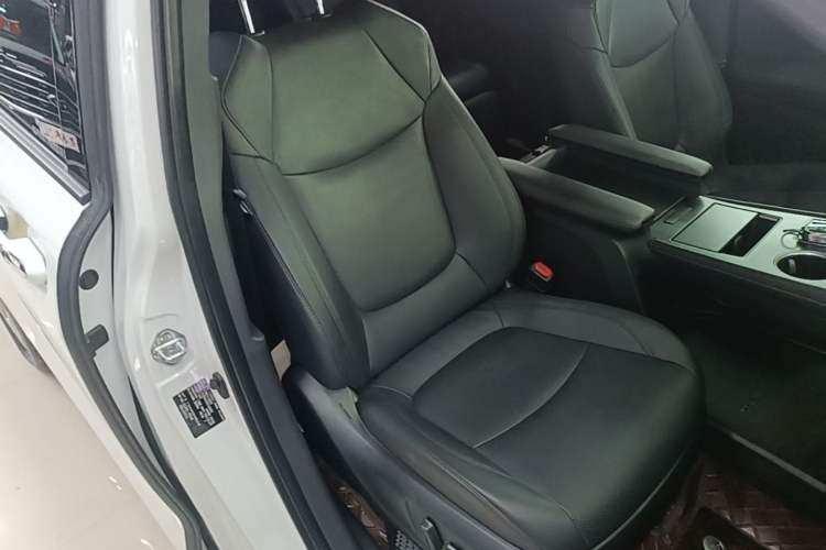 Used Toyota SIENNA 2023 2.5L Hybrid Deluxe Edition Right Front Seat