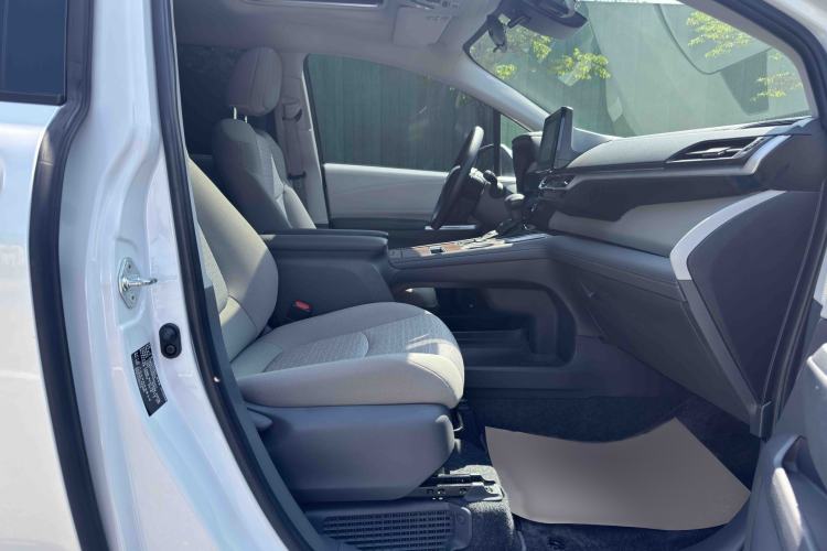 Used Toyota SIENNA 2023 2.5L Hybrid Comfort Edition Right Front Seat
