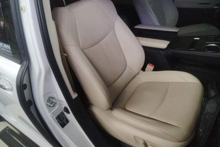 Used Toyota SIENNA 2023 2.5L Hybrid Deluxe Edition Right Front Seat