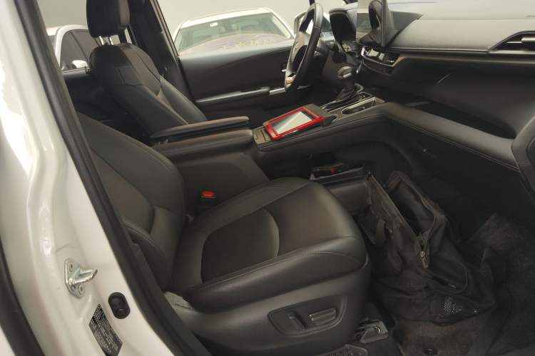 Used Toyota SIENNA 2023 2.5L Hybrid Deluxe Edition Right Front Seat
