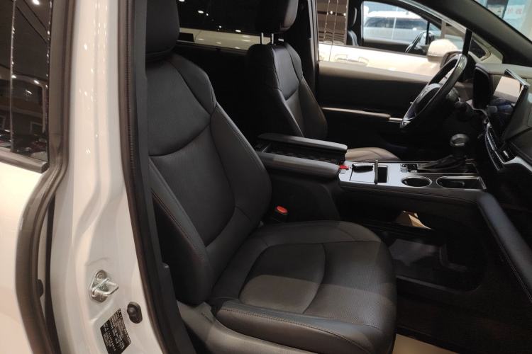 Used Toyota SIENNA 2023 2.5L Hybrid Deluxe Edition Right Front Seat