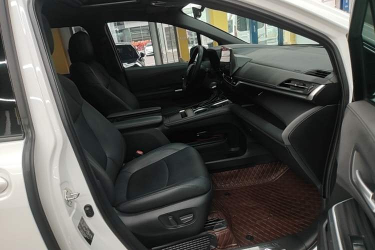 Used Toyota SIENNA 2023 2.5L Hybrid Deluxe Edition Right Front Seat