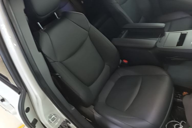 Used Toyota SIENNA 2023 2.5L Hybrid Deluxe Edition Right Front Seat