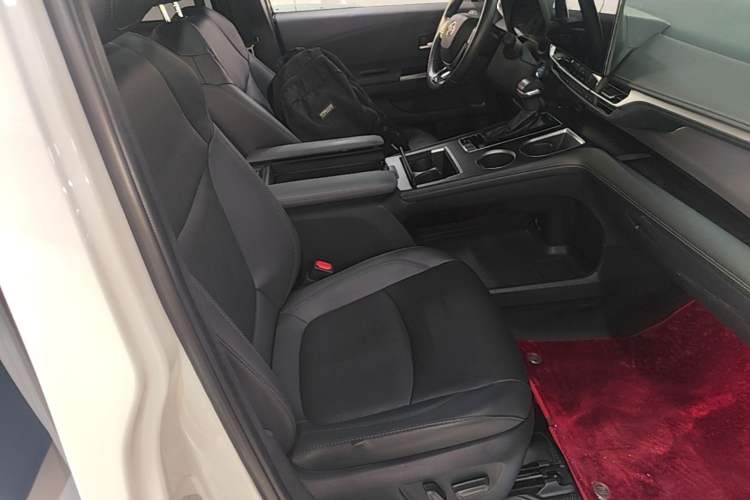 Used Toyota SIENNA 2023 2.5L Hybrid Deluxe Edition Right Front Seat