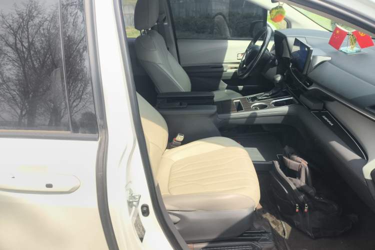Used Toyota SIENNA 2023 2.5L Hybrid Comfort Edition Right Front Seat